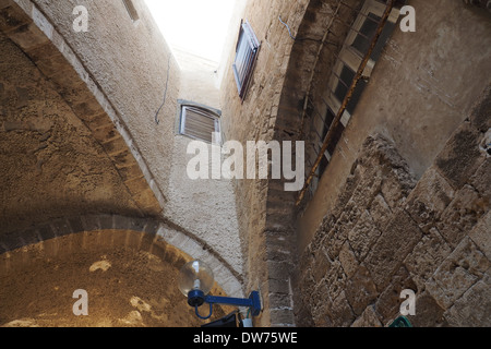 Archi vicoli dove si incontrano nel quartiere degli artisti di Jaffa, Tel Aviv Foto Stock