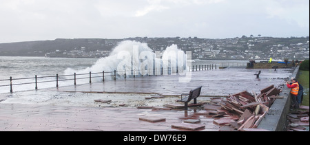 Penzance Promenade e il lungomare durante febbraio 2014 tempeste Foto Stock