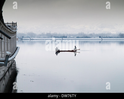 India, Kashmir Srinagar, pescatori pesca dalla barca shikara su dal lago in inverno Foto Stock