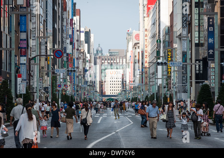 Il quartiere dello shopping di Ginza a Tokyo in Giappone. Foto Stock