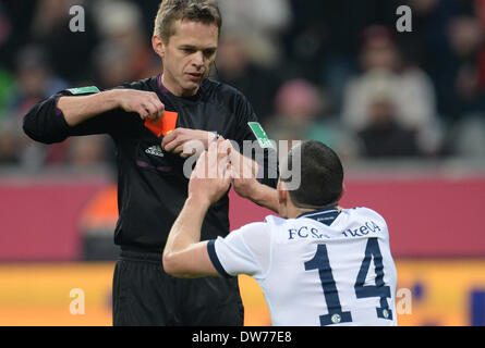 Refree Jochen Drees mostra il cartellino rosso al Schalke's Kyriakos Papadopoulos durante la Bundesliga partita di calcio tra FC Bayern Monaco e FC Schalke 04 di Allianz Arena di Monaco di Baviera, Germania, 01 marzo 2014. Foto: Andreas Gebert/dpa Foto Stock