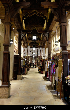 Interno della galleria shopping al Souk Madinat Jumeirah a Dubai United Arab Emiraets Foto Stock