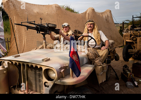 Due uomini in 1940's uniforme del deserto Foto Stock