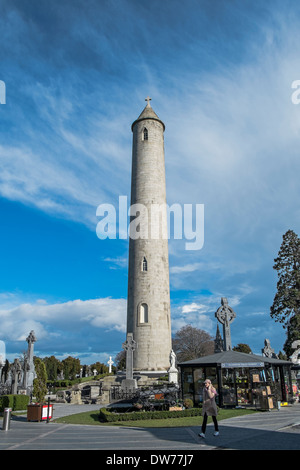 Una moderna torre rotonda contiene la tomba del liberatore di Daniel O'Connell in prospettiva cimitero, Glasnevin Dublin, Irlanda Foto Stock