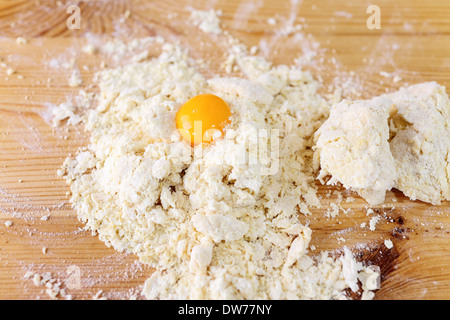 La preparazione tradizionale polacco torte crunch chiamato Faworki Chrust o. Foto Stock