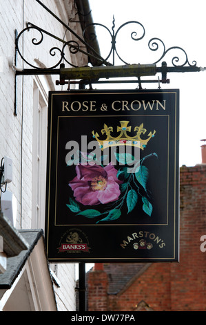 Il Rose and Crown pub segno, Feckenham, Worcestershire, England, Regno Unito Foto Stock