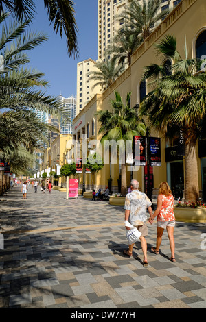 La passeggiata dello shopping e la ristorazione street al Jumeirah Beach Residence (JBR) in Dubai Emirati Arabi Uniti Foto Stock