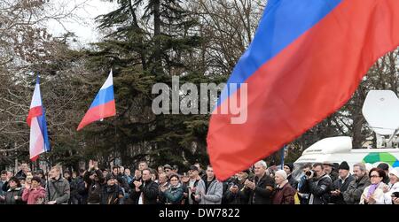 (140302) -- SIMFEROPOL, 2 marzo 2014 (Xinhua) -- Pro-Russia sostenitori di partecipare a un pro-Russia nel rally di Simferopol, capitale dell'Ucraina Repubblica Crimea, il 2 marzo 2014.(Xinhua/Jia Yuchen) (zjl) Foto Stock