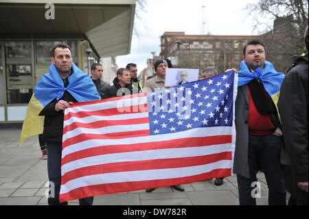 Grosvenor Square, Londra, Regno Unito. 2 marzo 2014. Gli ucraini banner di contenimento in corrispondenza di una protesta contro l'intervento russo in Ucraina. Credito: Matteo Chattle/Alamy Live News Foto Stock