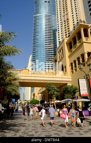 La passeggiata dello shopping e la ristorazione street al Jumeirah Beach Residence (JBR) in Dubai Emirati Arabi Uniti Foto Stock