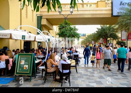 Occupato cafè sulla passeggiata shopping e ristoranti di strada al Jumeirah Beach Residence (JBR) in Dubai Emirati Arabi Uniti Foto Stock