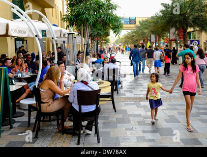 Occupato cafè sulla passeggiata shopping e ristoranti di strada al Jumeirah Beach Residence (JBR) in Dubai Emirati Arabi Uniti Foto Stock