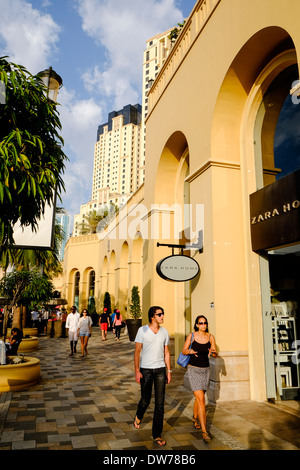 La passeggiata dello shopping e la ristorazione street al Jumeirah Beach Residence (JBR) in Dubai Emirati Arabi Uniti Foto Stock