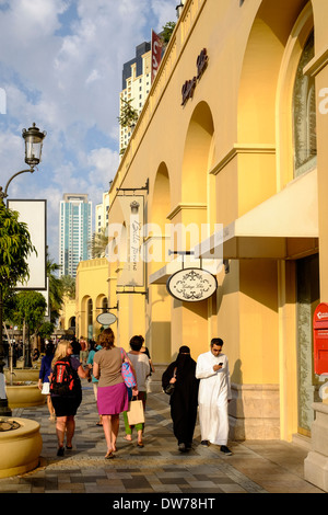 La passeggiata dello shopping e la ristorazione street al Jumeirah Beach Residence (JBR) in Dubai Emirati Arabi Uniti Foto Stock