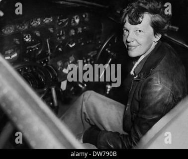 Pioniere dell'aviazione Amelia Earhart pone seduto in cabina di pilotaggio di un aereo Electra Dicembre 15, 1937. Earhart fu il primo aviatore femmina a volare in solitaria attraverso l'Oceano Atlantico Foto Stock