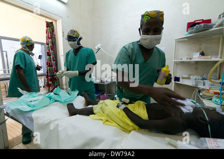 Cura in ospedale di MSF ,Rutshuru,Nord Kiwu ,RDC,Repubblica Democratica del Congo. Foto Stock