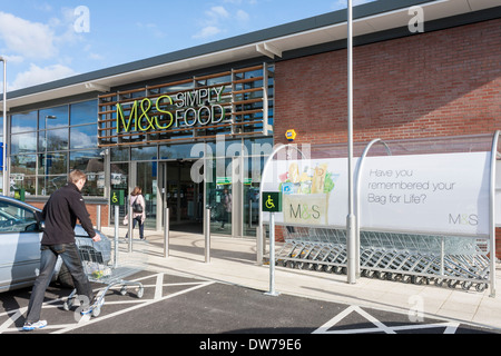 Ingresso alla Marks & Spencer semplicemente cibo al supermercato, Woodley, Reading, Berkshire, Inghilterra, GB, Regno Unito Foto Stock
