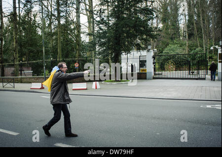 Bruxelles, BXL, Belgio. 2 marzo 2014. Manifestanti ucraini durante una dimostrazione di fronte all ambasciata Russia a Bruxelles in Belgio su 02.03.2014 Automaidan ' organizzata una processione di auto fermato davanti al palazzo dell ambasciata per protestare contro la Russia la politica aggressiva nei confronti dell'Ucraina da Wiktor Dabkowski (credito Immagine: © Wiktor Dabkowski/ZUMAPRESS.com) Credito: ZUMA Press, Inc./Alamy Live News Foto Stock