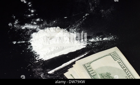 Porzione di cocaina e denaro sul tavolo Foto Stock