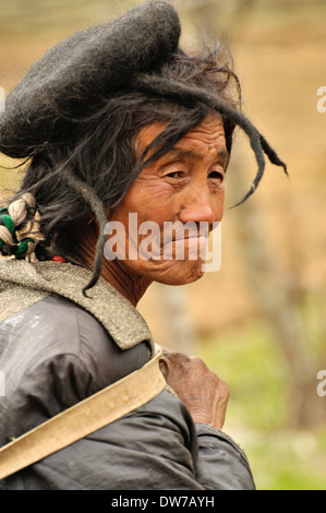 Brokpa donna nel tradizionale capelli yak hat, villaggio di Merak il Merak Sakteng trek, Est Bhutan Foto Stock