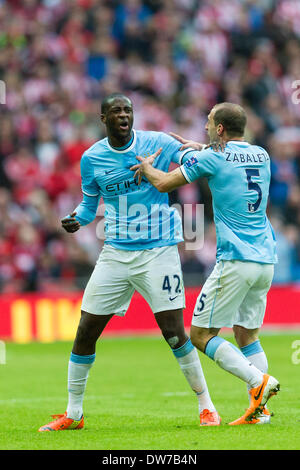 Londra, Inghilterra. 2 marzo 2014. Manchester City's Yaya TOURE punteggio celebra il suo lato del primo obiettivo di renderlo 1-1 durante il capitale una finale di Coppa tra Manchester City e Sunderland allo Stadio di Wembley Credit: Azione Plus immagini di sport/Alamy Live News Foto Stock