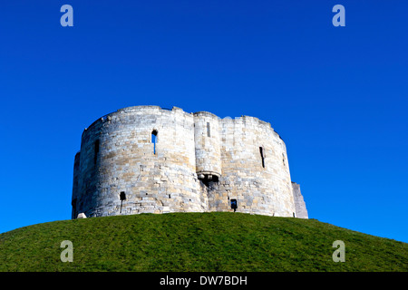 Grado 1 elencate la Torre di Clifford ex tenere del Castello di York Yorkshire del nord Inghilterra Europa Foto Stock