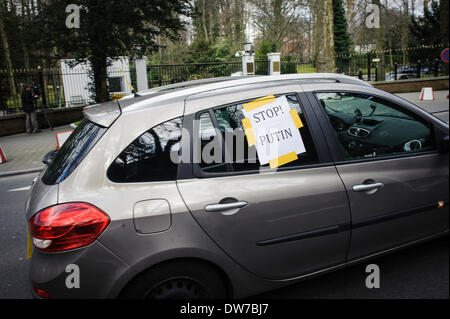 Bruxelles, Belgio. 2 marzo 2014. Manifestanti ucraini durante una dimostrazione di fronte all ambasciata Russia a Bruxelles in Belgio su 02.03.2014 Automaidan â?? Organizzato un corteo di auto fermato davanti al palazzo dell ambasciata per protestare contro la Russia la politica aggressiva nei confronti dell'Ucraina da Wiktor Dabkowski Credito: dpa picture alliance/Alamy Live News Foto Stock