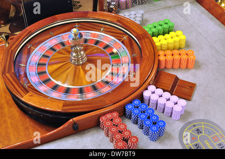 Immagine con un casino roulette che gira la ruota con la palla Foto Stock