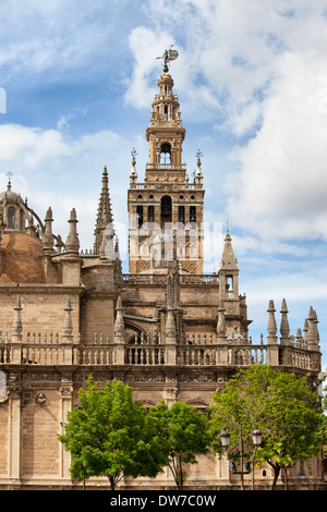 Lo stile gotico architettura della cattedrale di Siviglia con La Giralda torre campanaria in Spagna, regione Andalusia. Foto Stock