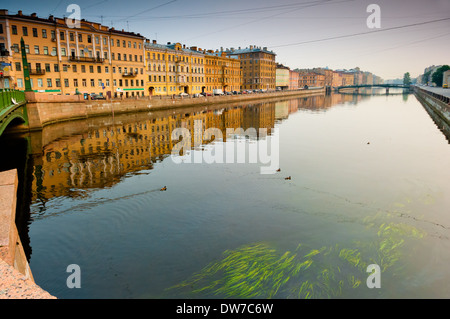 Proseguire a piedi lungo il fiume Neva a San Pietroburgo Foto Stock