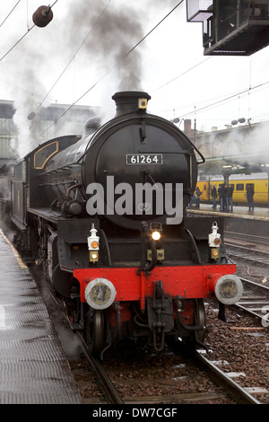 LNER Thompson Classe B1 61264 & LMS Stanier Class 5 4-6-0 45407,il Lancashire Fusilier a Carlisle stazione ferroviaria, Carlisle. Foto Stock