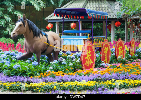 SINGAPORE, Singapore - Jan 26, 2014: nuovo anno cinese del cavallo di decorazione con il testo che desideri di felicità e prosperità Foto Stock