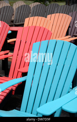In legno colorato sedie Adirondack Foto Stock