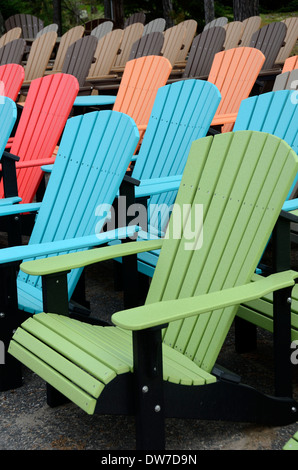 In legno colorato sedie Adirondack Foto Stock