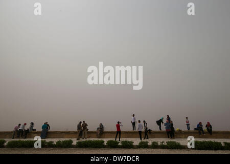 Il Cairo, Egitto. 2 Mar 2014. I turisti sono visto inghiottito dalla tempesta di sabbia a Salah al-Din Ayouby Cittadella, Il Cairo, Egitto, Marzo 2, 2014. Una tempesta di sabbia ha colpito il Cairo qui di domenica. Credito: cui Xinyu/Xinhua/Alamy Live News Foto Stock