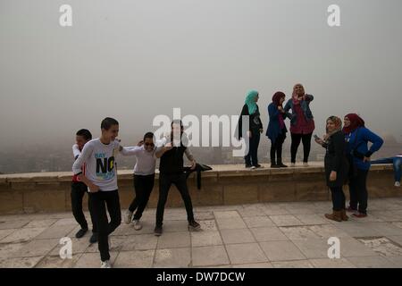 Il Cairo, Egitto. 2 Mar 2014. I turisti sono visto inghiottito dalla tempesta di sabbia a Salah al-Din Ayouby Cittadella, Il Cairo, Egitto, Marzo 2, 2014. Una tempesta di sabbia ha colpito il Cairo qui di domenica. Credito: cui Xinyu/Xinhua/Alamy Live News Foto Stock