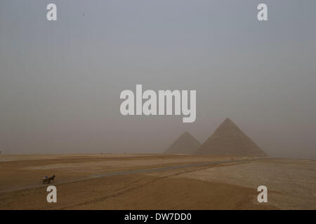 Cairo, Egitto. 2 Mar 2014. Un carrello è visto inghiottito dalla tempesta di sabbia dai grandi piramidi del Cairo in Egitto, 2 marzo 2014. Una tempesta di sabbia ha colpito il Cairo di domenica. Credito: cui Xinyu/Xinhua/Alamy Live News Foto Stock