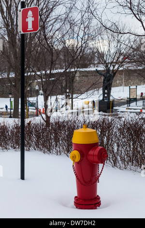 Segno per indicare la posizione dell'incendio in caso di neve profonda nella città di Québec Foto Stock