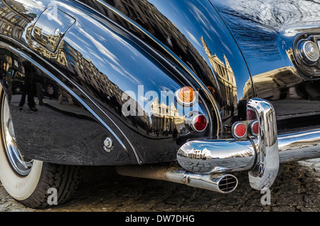 La riflessione della Cattedrale di San Paolo in una Rolls Royce Silver Dawn Foto Stock