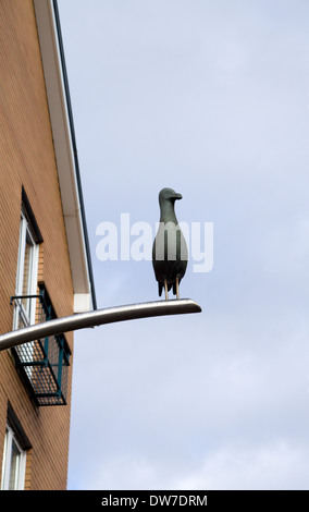 C-interludi scultura di Philip Bews e Diane Gorvin, Lloyd George Avenue, Cardiff Bay , Galles. Foto Stock