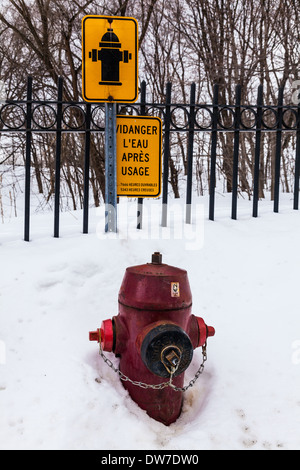 Segno per indicare la posizione dell'incendio in caso di neve profonda nella città di Québec Foto Stock