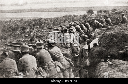 Truppe tedesche sparare da trincee sotto la direzione di un ufficiale durante la prima guerra mondiale. Foto Stock