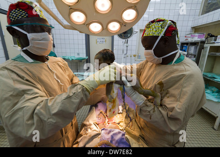 C-sezione nell'ospedale di MSF ,Rutshuru,Nord Kiwu ,RDC,Repubblica Democratica del Congo. Foto Stock