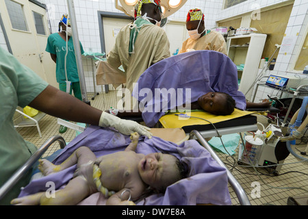 C-sezione nell'ospedale di MSF ,Rutshuru,Nord Kiwu ,RDC,Repubblica Democratica del Congo. Foto Stock