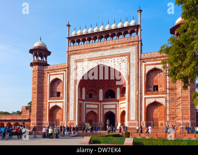 Una folla di turisti passa attraverso la porta per visitare Taj Mahal on gennaio 28, 2014 in Agra, Uttar Pradesh, India. Foto Stock
