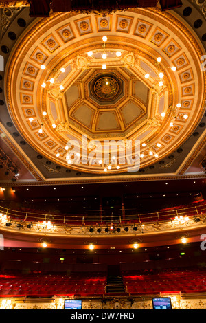 Auditorium Alhambra Theatre Bradford West Yorkshire Regno Unito Inghilterra. Città della cultura 2025. Foto Stock