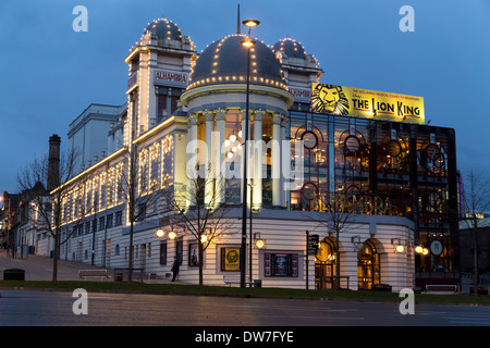 Vista esterna serale dell'Alhambra Theatre Bradford West Yorkshire UK England. Città della cultura 2025. Foto Stock