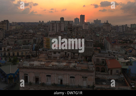 Tramonto su Case in Centro Habana, Havana, Cuba Foto Stock