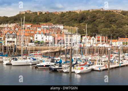 Scarborough Porto e Castello North Yorkshire con Yacht e Barche Foto Stock