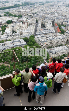 Un gruppo di turisti giapponesi sulla sommità della torre Eiffel, Parigi Foto Stock